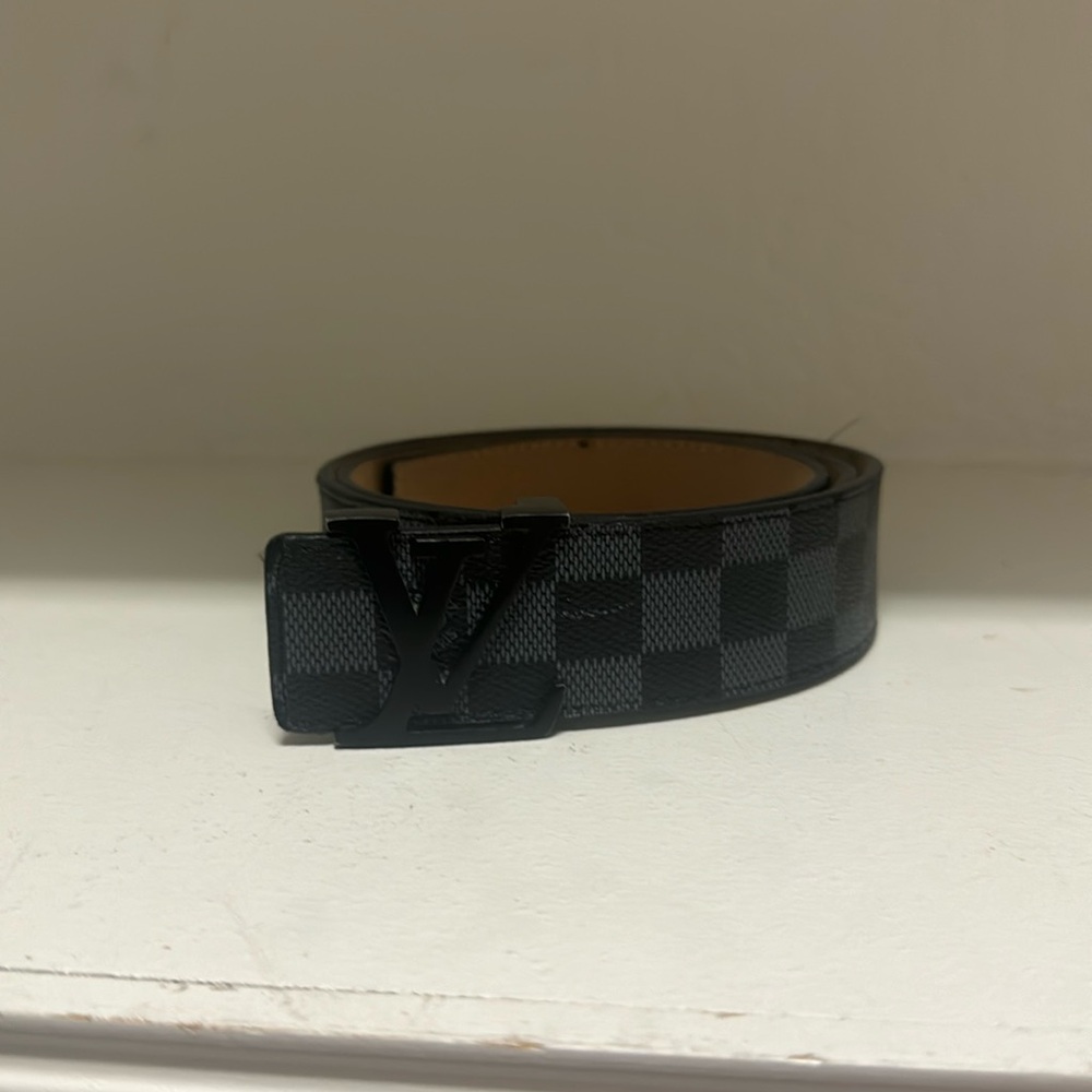 Men’s Louis Vuitton black damier belt print has some cracking